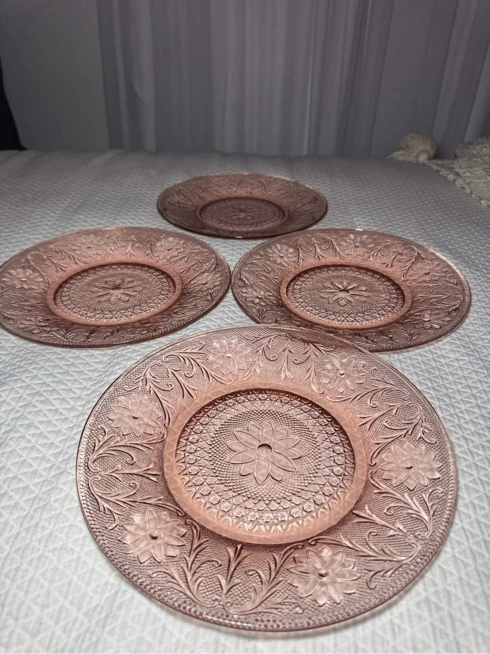 Vintage Tiara Indiana Glass Pink Peach Sandwich Dinner Plates 10.25” Set of 4